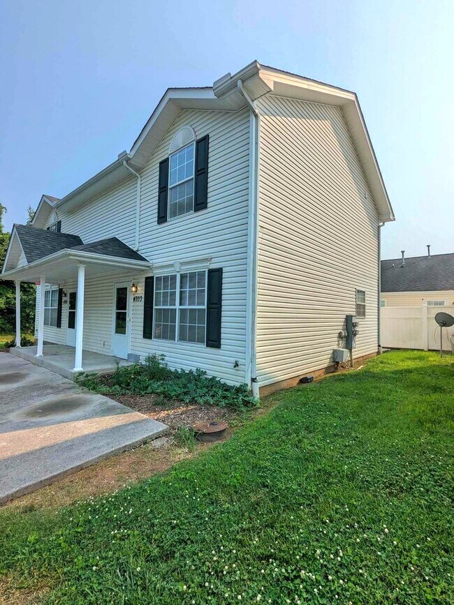 Building Photo - Updated 2br/1.5ba condo in heart of North Knoxville