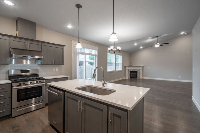 Building Photo - 9965 SE Taggart St