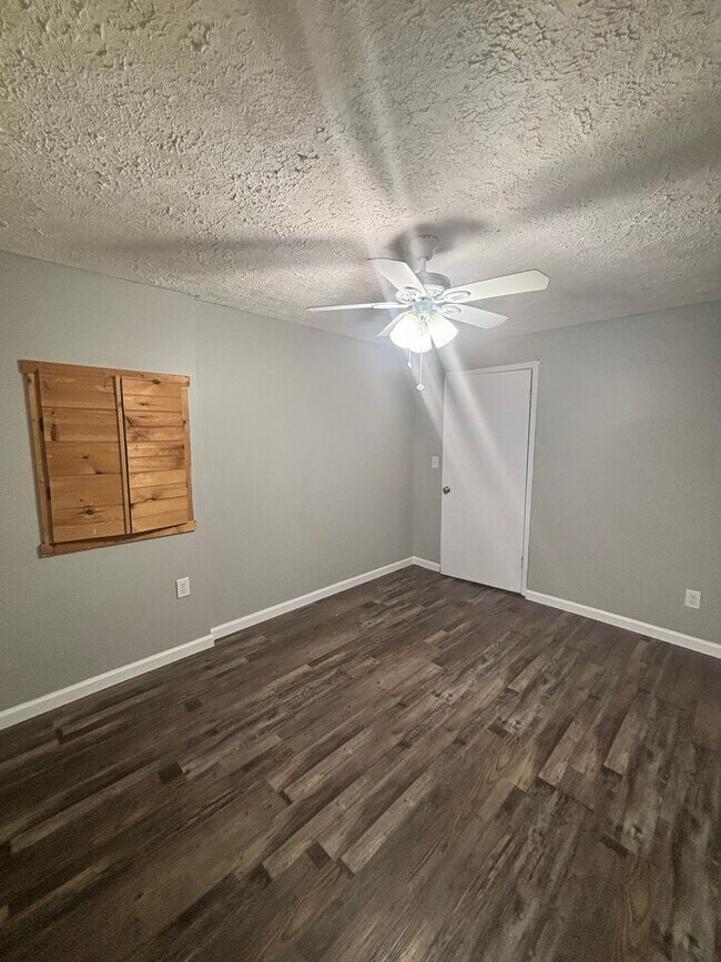 Building Photo - Newly Updated 4bd/3bth in Seymour!