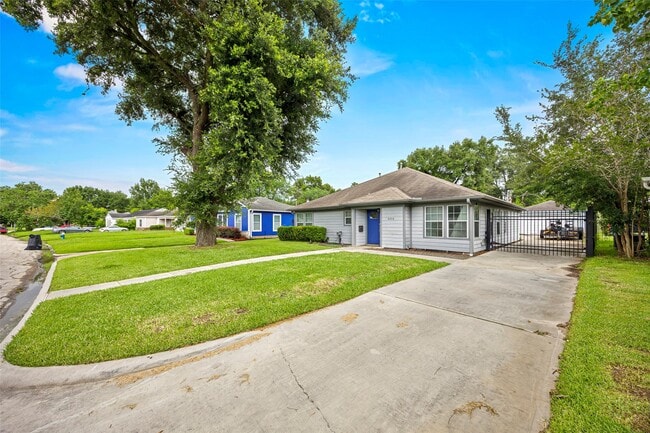 Building Photo - 4914 Ventura Ln