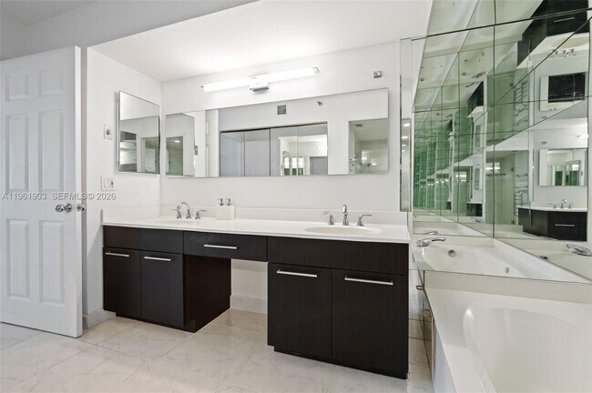 Building Photo - 3500 Mystic Pointe Dr