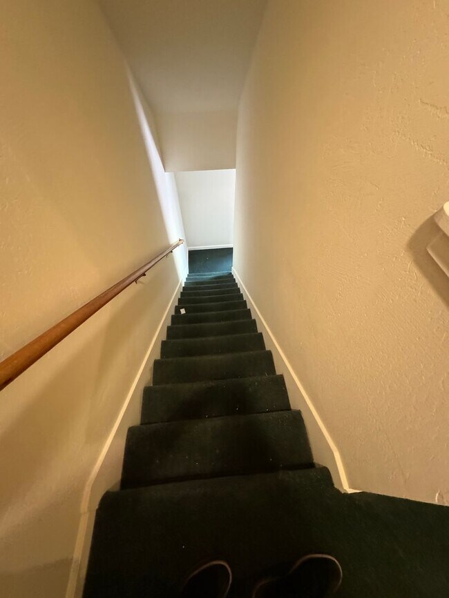 Building Photo - RENT REDUCTION -Spacious 4 bedroom with 3 full bathrooms. Well maintained, private 4-plex with la...