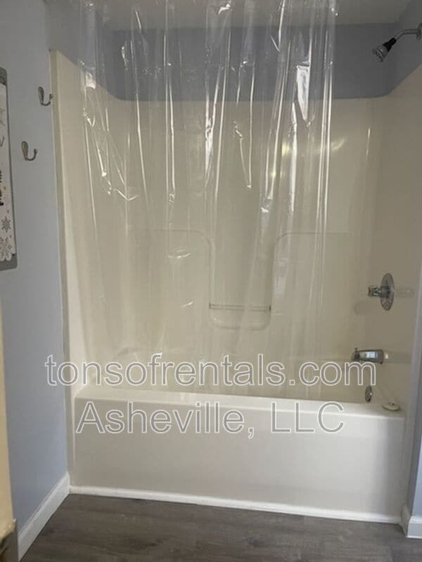 Building Photo - 321 Lake Cir Dr