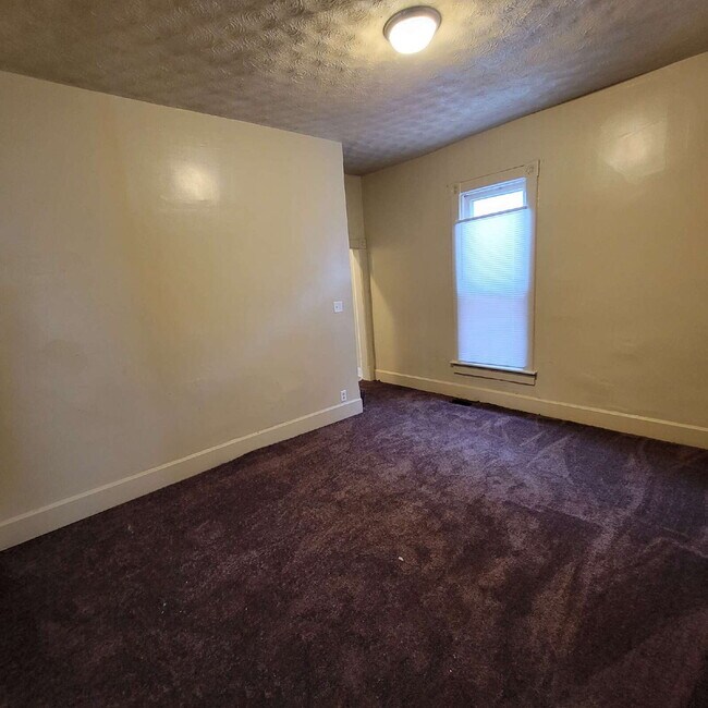 Building Photo - Spacious 2 Bedroom Home