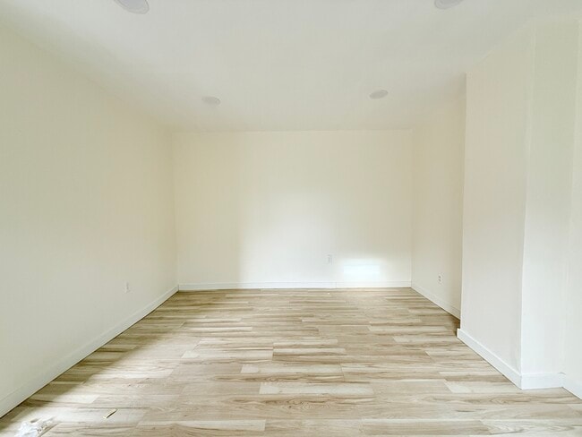 Building Photo - 210 Center Ave