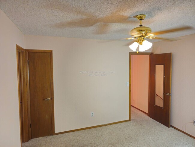 Building Photo - Great 2 bedroom 1.5 bath Duplex on the Red...