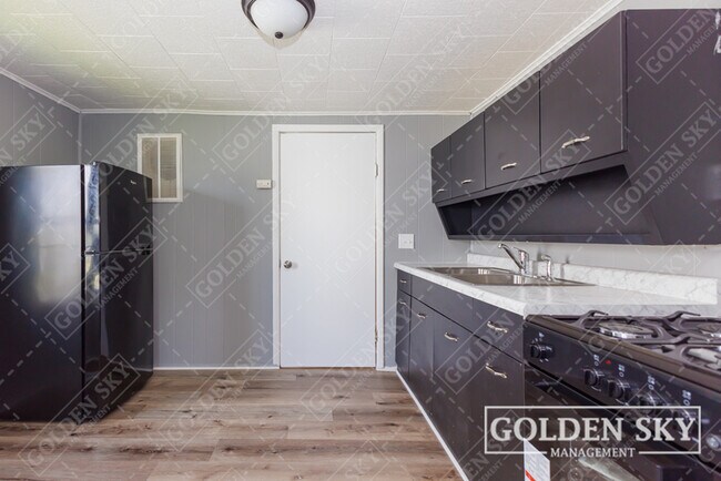 Building Photo - 113 E 1st St