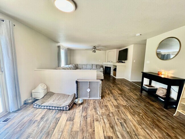 Building Photo - Beautifully Updated Home In Desirable Hend...