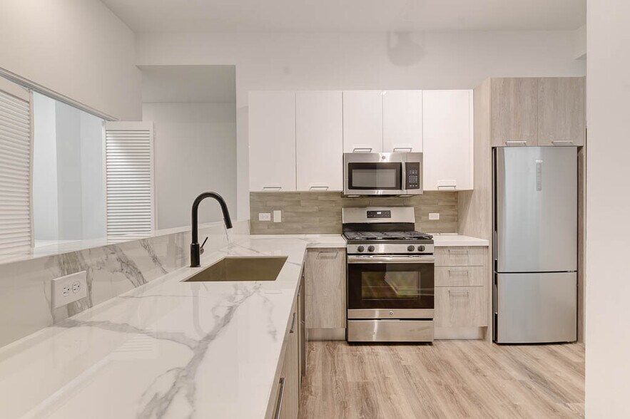 Building Photo - 100 E 14th St