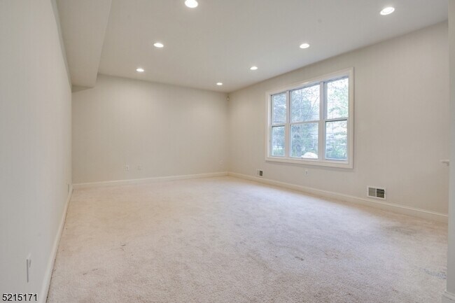 Building Photo - 26 Pine Ln
