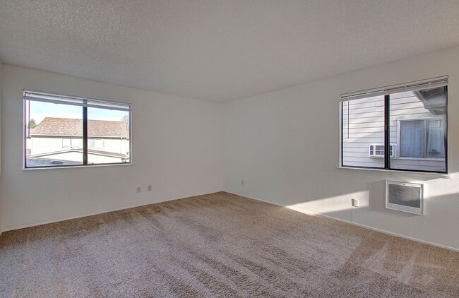 Building Photo - WELL MAINTAINED 2 BR, 2 BA TOWNHOME BY VAN MALL AREA!