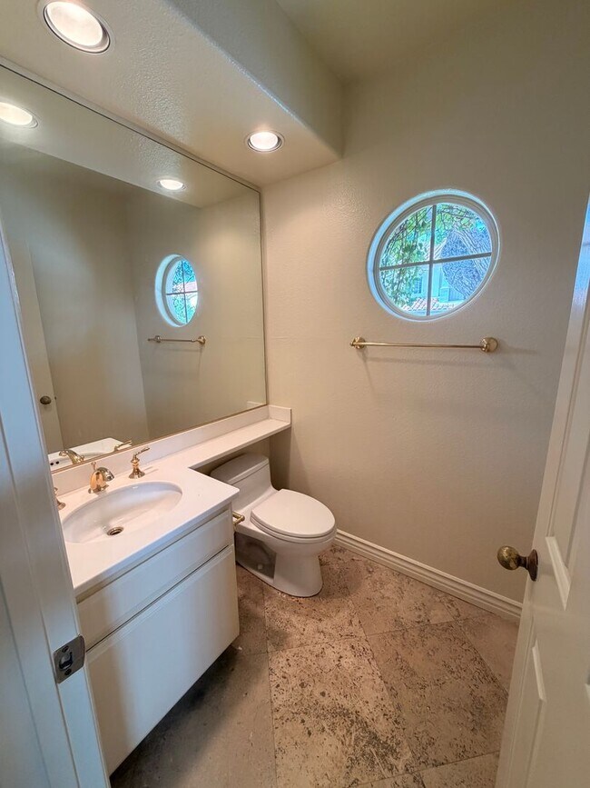 Building Photo - Beautiful 3 Bedroom, 2.5 Bathroom Newport ...