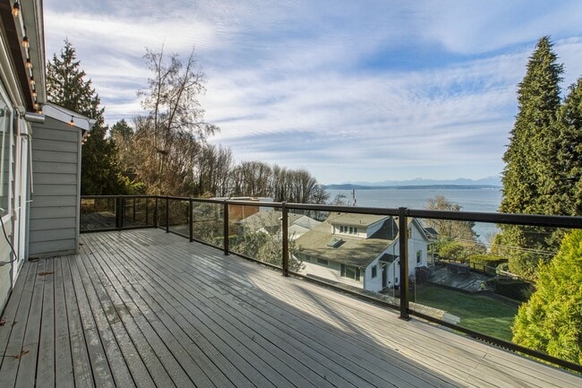 Building Photo - Stunning Sound & Olympic Mountain View Home in North Admiral