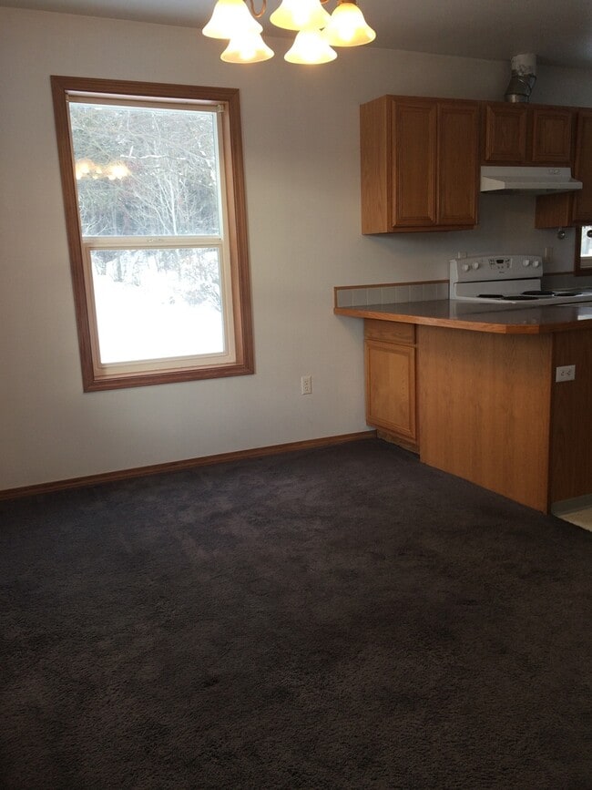 Building Photo - 4 Bd/2.5 Ba located on Pioneer Hill!