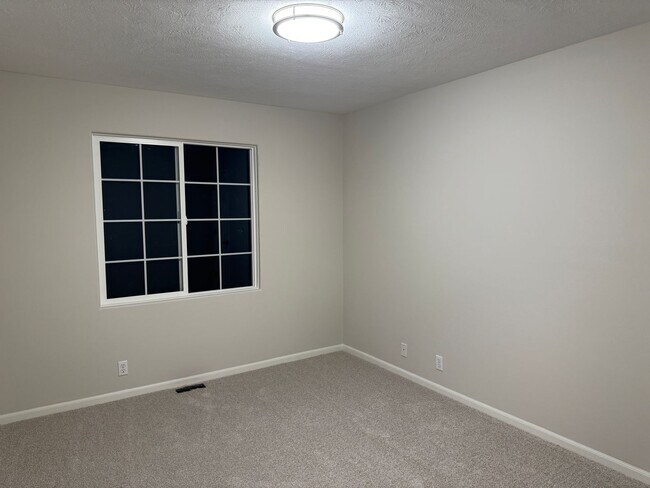 Building Photo - Move-In Ready 3-Bedroom Home with New Flooring & Fenced Yard