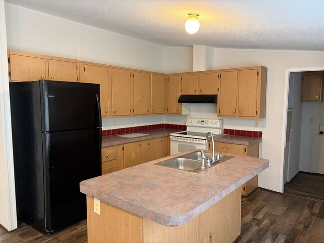 Building Photo - Trailer house; 3 bed 2 bath