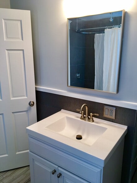 Tiled Bathroom - 214 Spring St