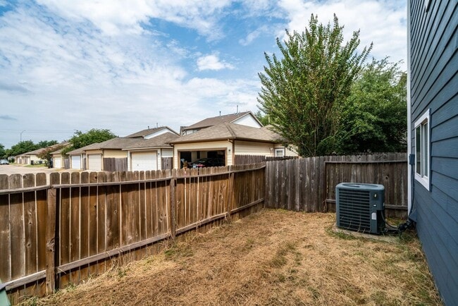 Building Photo - 3210 Clearview Cir