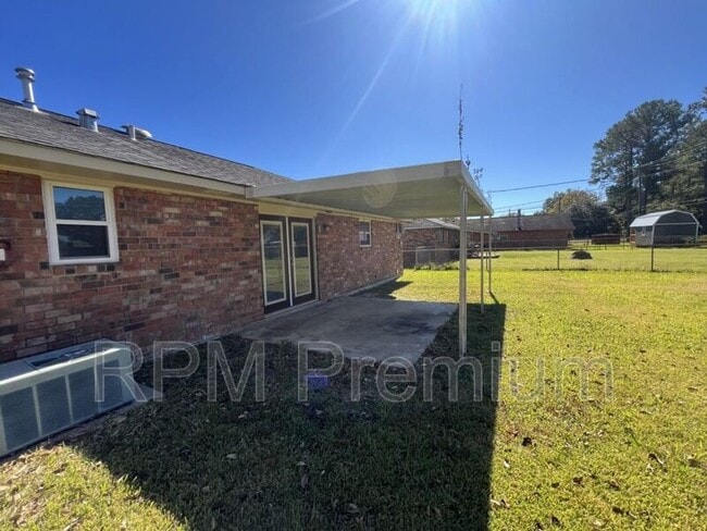 Building Photo - 207 Sinbad St