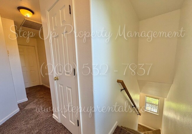 Building Photo - Bright and Freshly Updated 3 Bed 1.5 Bath Townhouse!