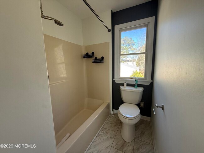 Building Photo - 605 Farrelly Ave