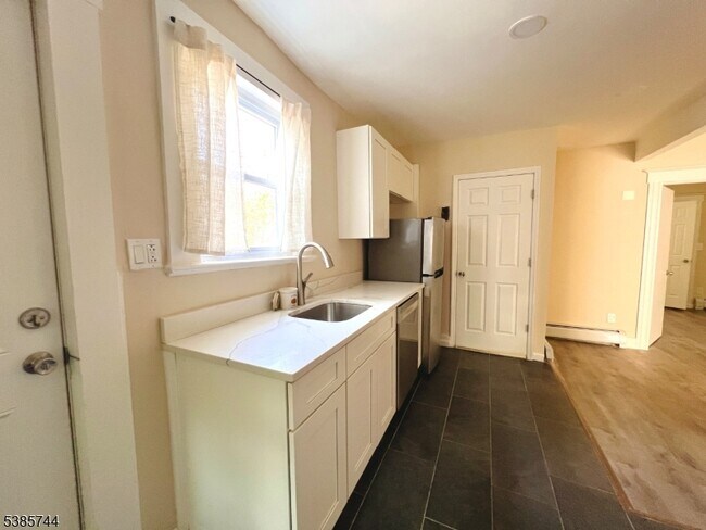 Building Photo - 27 William St