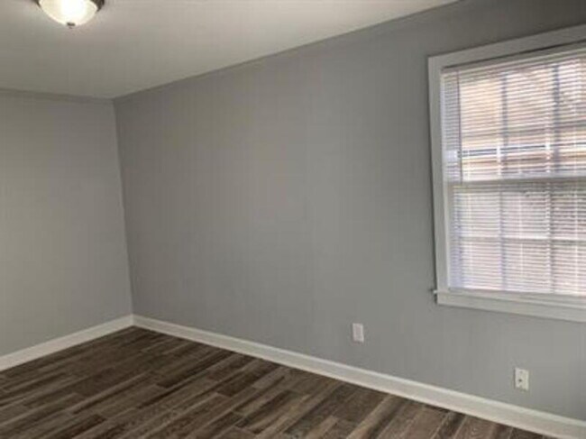 Building Photo - 352 Adams St