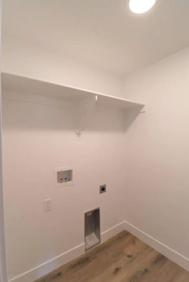 Building Photo - End Unit! 3 Bedroom House for Rent