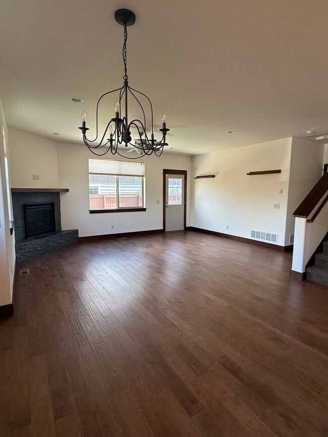 Building Photo - 5 bedroom 2.5 Bath home in Bozeman with at...