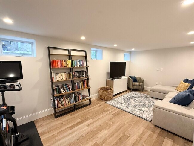 Building Photo - 10 Ware St