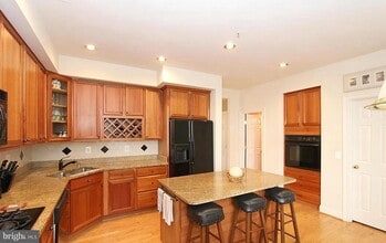 Building Photo - 537 Longhorn Crescent