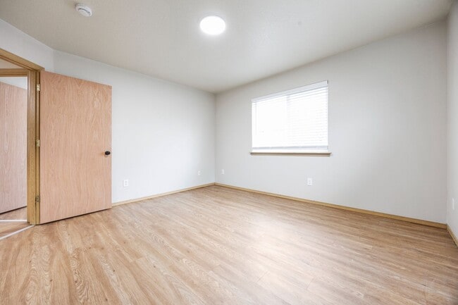 Building Photo - 5Bed/2.5 Bath home available in SE Portland