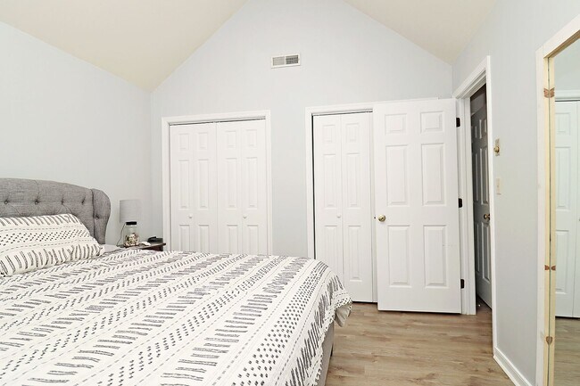 Building Photo - Move-in Ready + Pet-Friendly River Run Condo Near Pen Park