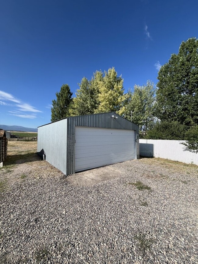 Building Photo - Beautiful Home in Fairview