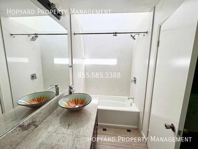 Building Photo - 3663 Oakwood Terrace