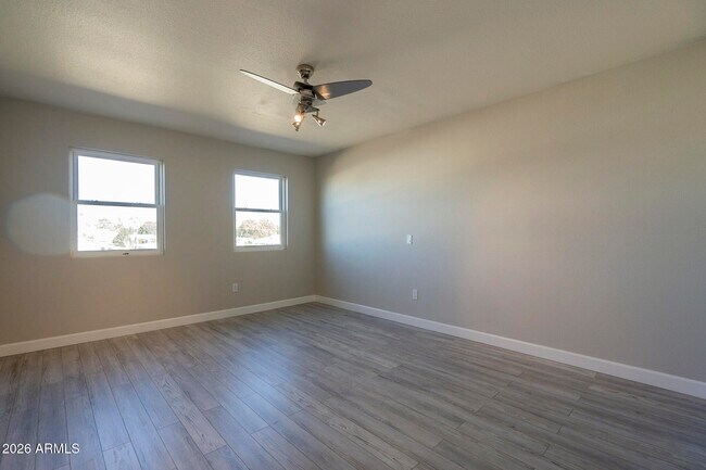 Building Photo - 815 E Grovers Ave