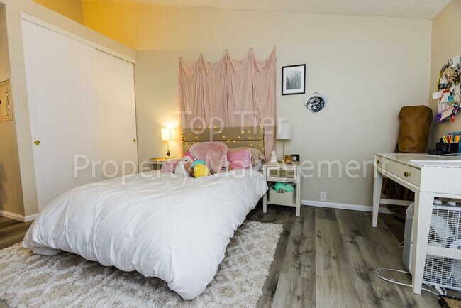 Building Photo - Spacious Top-Floor 1BR Condo with Ocean Vi...
