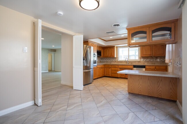 Building Photo - 11801 Rexford Rd