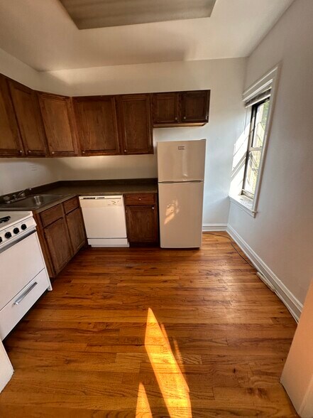 Building Photo - 556 W Wellington Ave