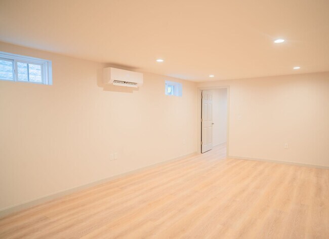 Building Photo - 61 Wainwright St