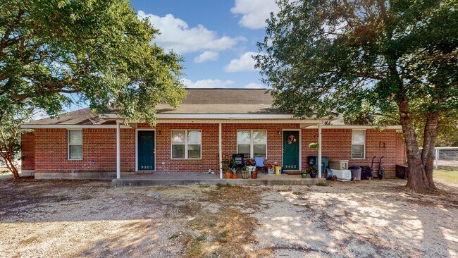 Building Photo - 9803 Risky's Ranch Dr