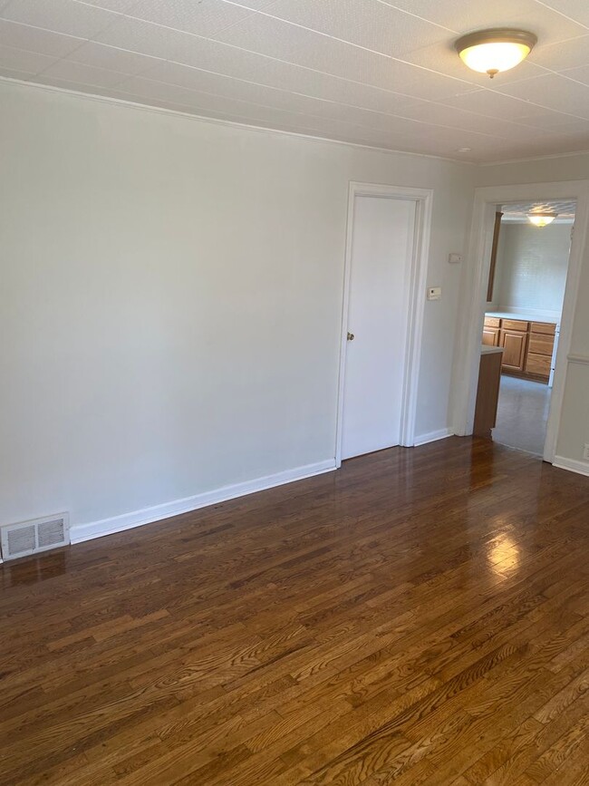 Building Photo - Cozy Single Bungalow right in the Wedge! A...