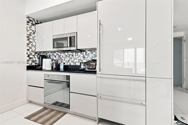 Building Photo - 1010 Brickell Ave