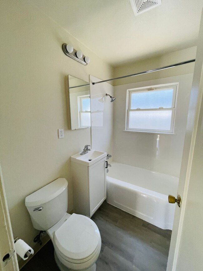 Building Photo - 2 Bedroom unit with parking