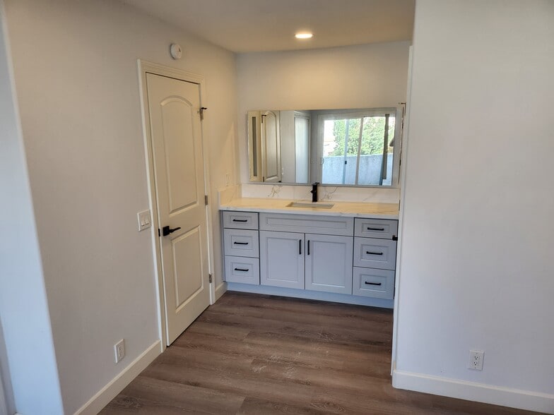 Building Photo - 1379 S Park Ave