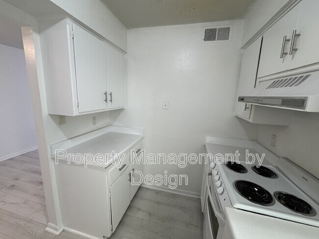 Building Photo - 1039 5th St