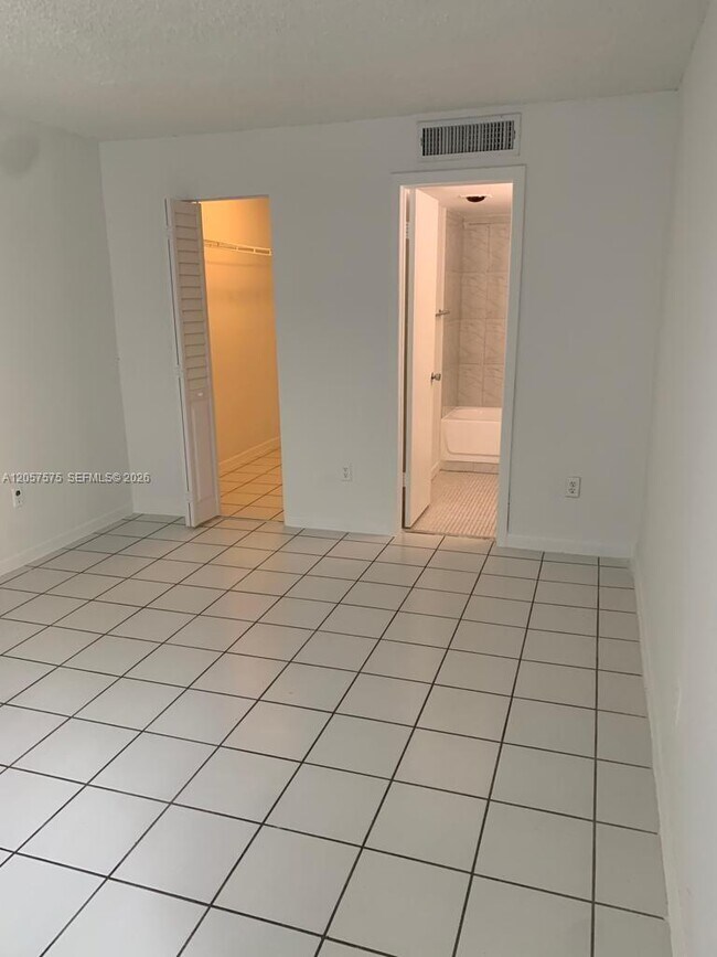 Building Photo - 14221 N Kendall Dr
