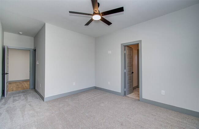 Building Photo - 837 S Victory Dr