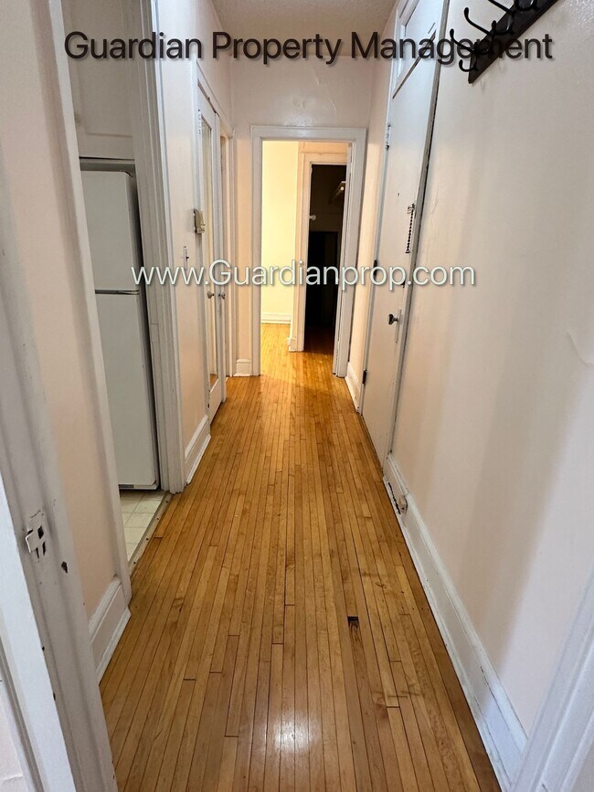 Building Photo - Top Floor Studio Lakes Uptown Apartment, Blocks from Both Lakes, Hardwood Floors, One Month Free