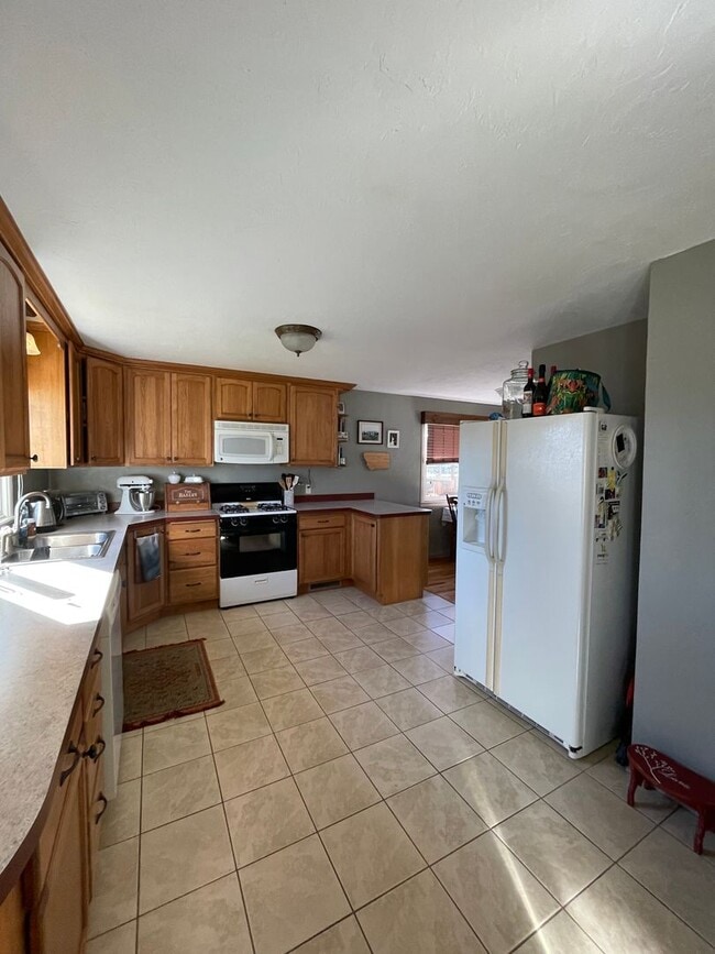 Building Photo - CHARMING HOME IN GREAT LOCATION!